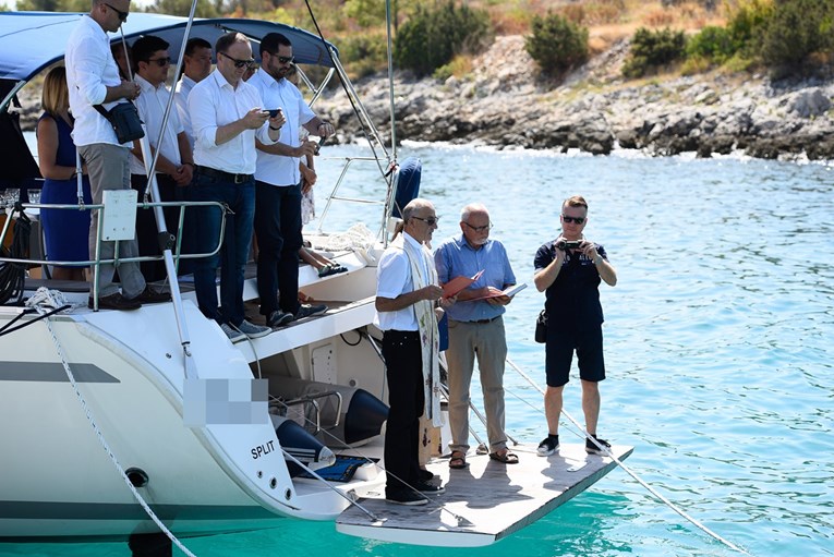 FOTO Morate vidjeti kako se zove brod s kojeg je pop blagoslovio podvodni Križni put kod Trogira
